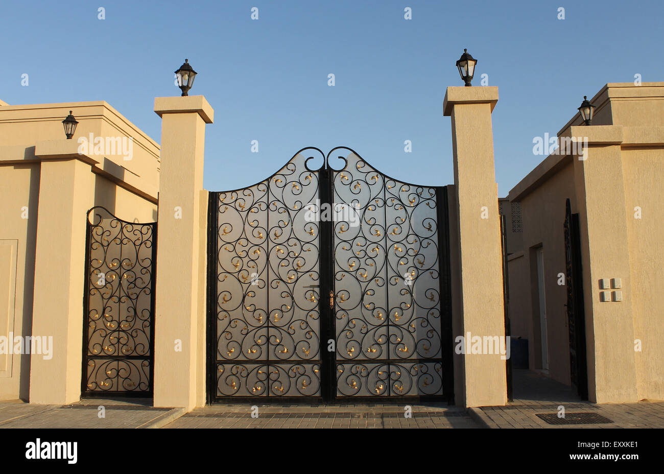 Schmiedeeisernes Tor einer Wohngegend Villa mit plexiglas Stockfoto