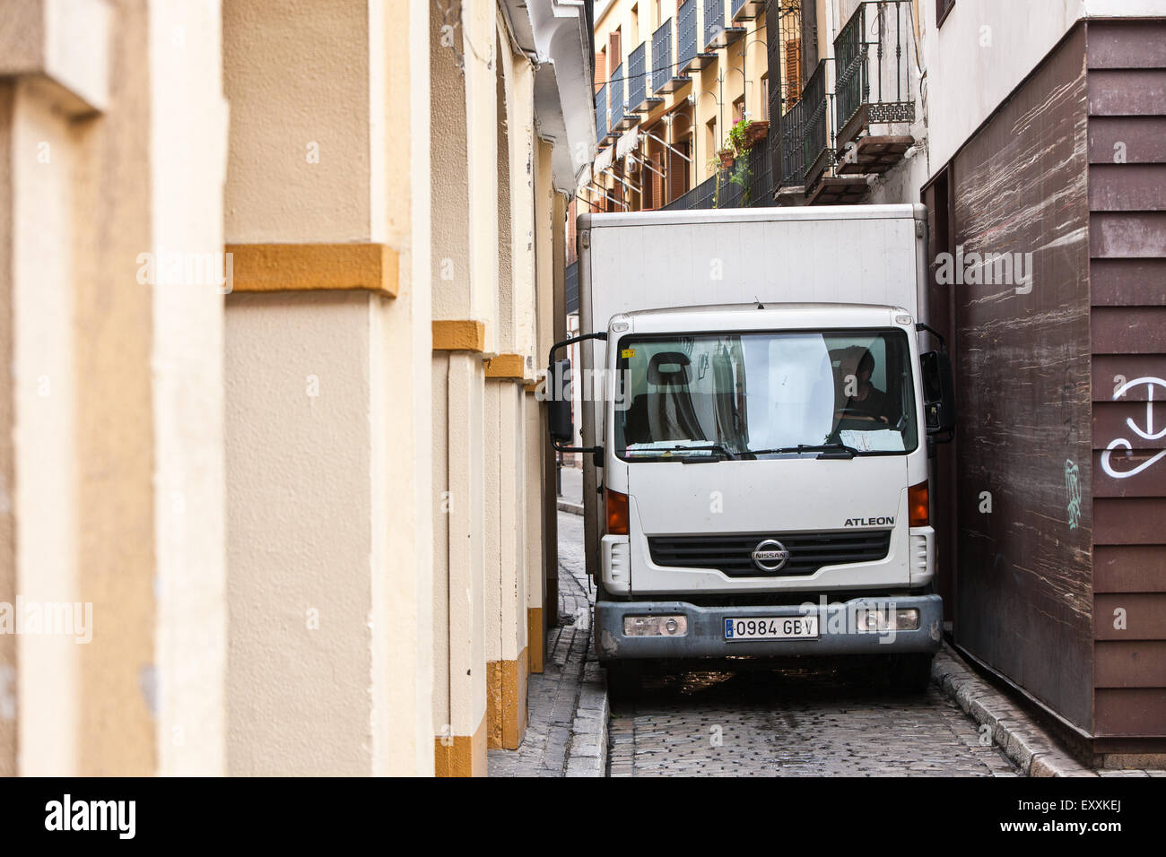 Sat Nav Fehler, Sat Navigation, Error, Fehler, Van, Fahrzeug, das Navigieren durch die engen Gassen der Altstadt von Sevilla, in der Mitte von Sevilla, Andalusien, Spanien, Europa. Stockfoto