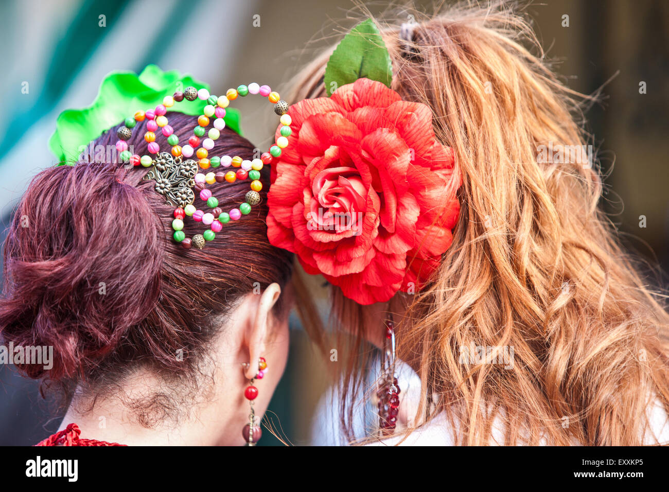 In traditionellen seville dress riesige blume in haaren in sevilla -Fotos  und -Bildmaterial in hoher Auflösung – Alamy