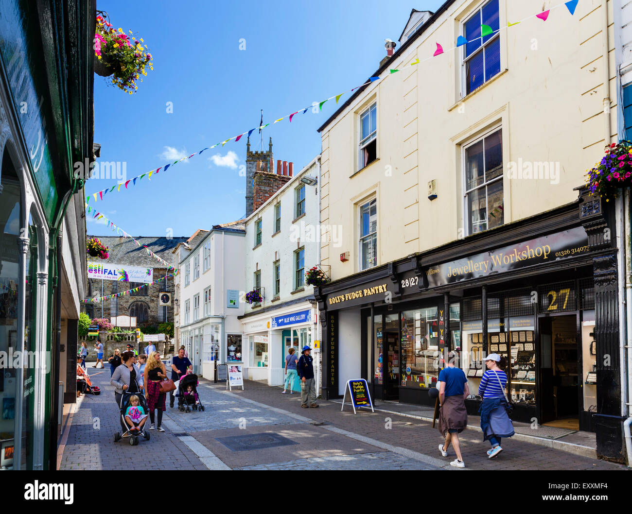 Geschäfte in der Church Street in der Stadt Zentrum, Falmouth, Cornwall, England, UK Stockfoto