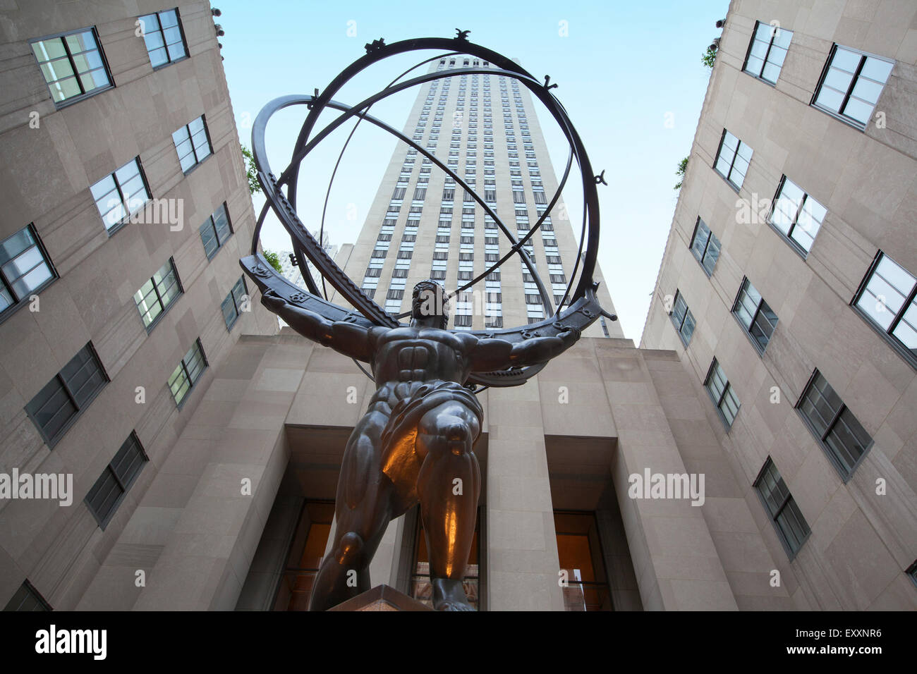 NEW YORK - 29. Mai 2015: Atlas-Statue im Rockefeller Center am 29. Mai 2015. Die Atlas-Statue befindet sich eine Bronzestatue vor Roc Stockfoto