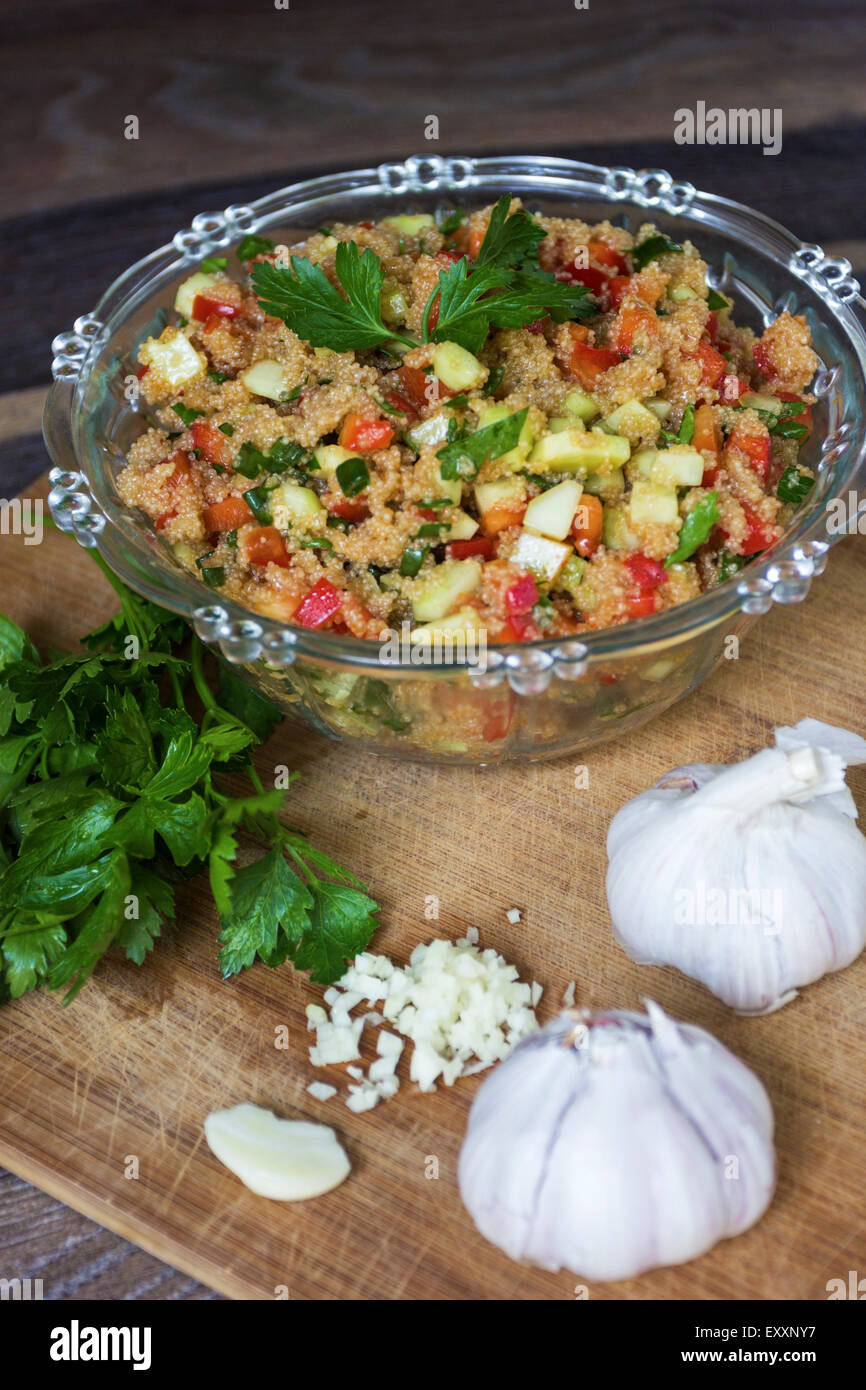 Amaranth-Salat mit Gurken und Paprika Stockfoto