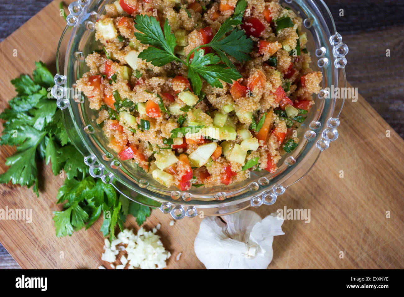 Amaranth-Salat mit Gurken und Paprika Stockfoto
