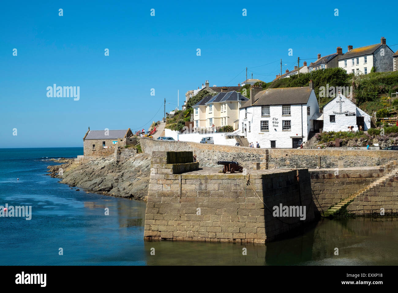 Die Einfahrt in den Hafen am Hafendamm in Cornwall, Großbritannien Stockfoto