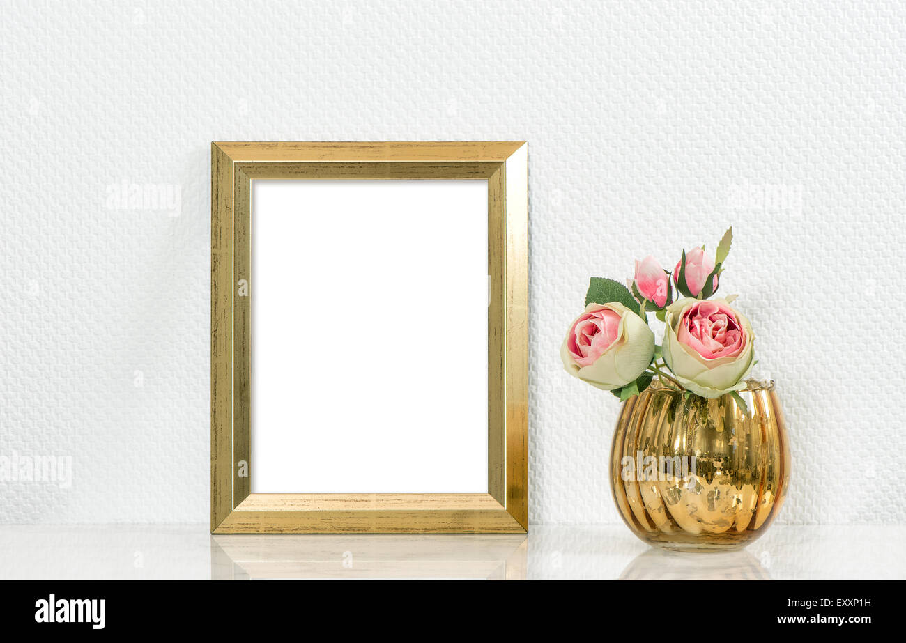 Bild mock-up mit Goldrahmen und Blumen. Vintage-Stil-Interieur Stockfoto