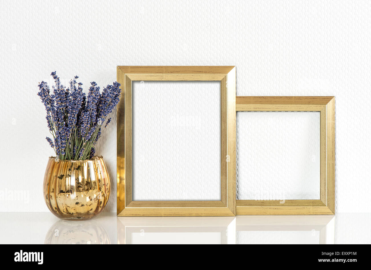 Goldene Bild Rahmen und Lavendel Blumen. Vintage-Stil mock up für Ihre Fotos und Kunst Stockfoto