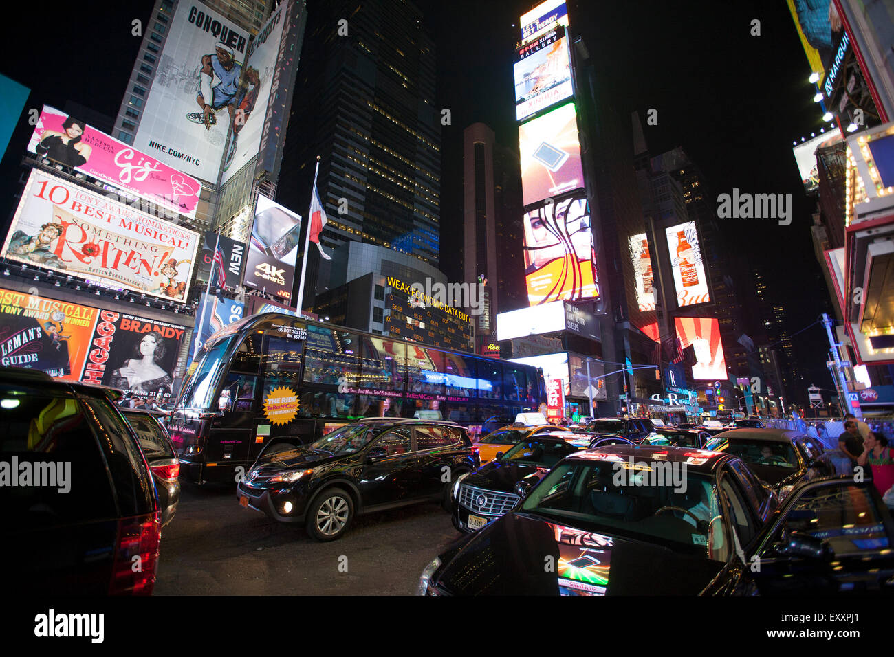 NEW YORK - 29. Mai 2015: Times Square ist ein großen kommerziellen Kreuzung und Viertel in Midtown Manhattan, New York City, eine Stockfoto