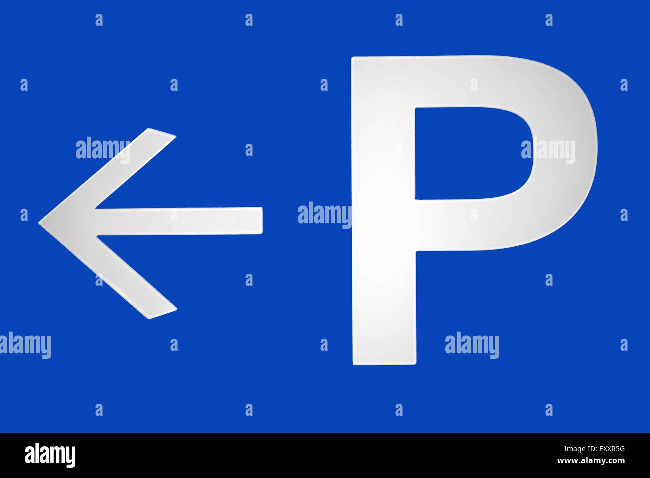 Parkplatz biegen Sie links ab. P-sign. Stockfoto