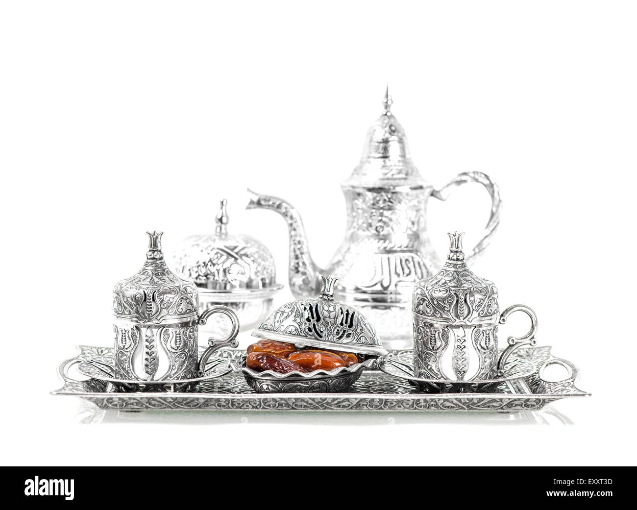Tischdekoration mit Silbergeschirr und Termine. Orientalische Gastfreundschaft Konzept mit Tee oder Kaffee Tassen Stockfoto