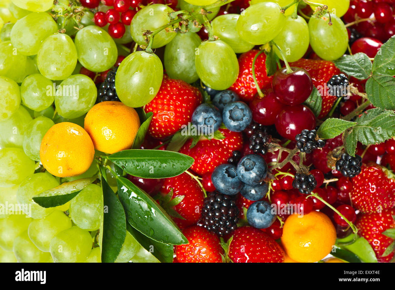 Frisches Obst und Beeren. Rohkost-Zutaten. Gesunde Bio-Ernährung-Hintergrund Stockfoto