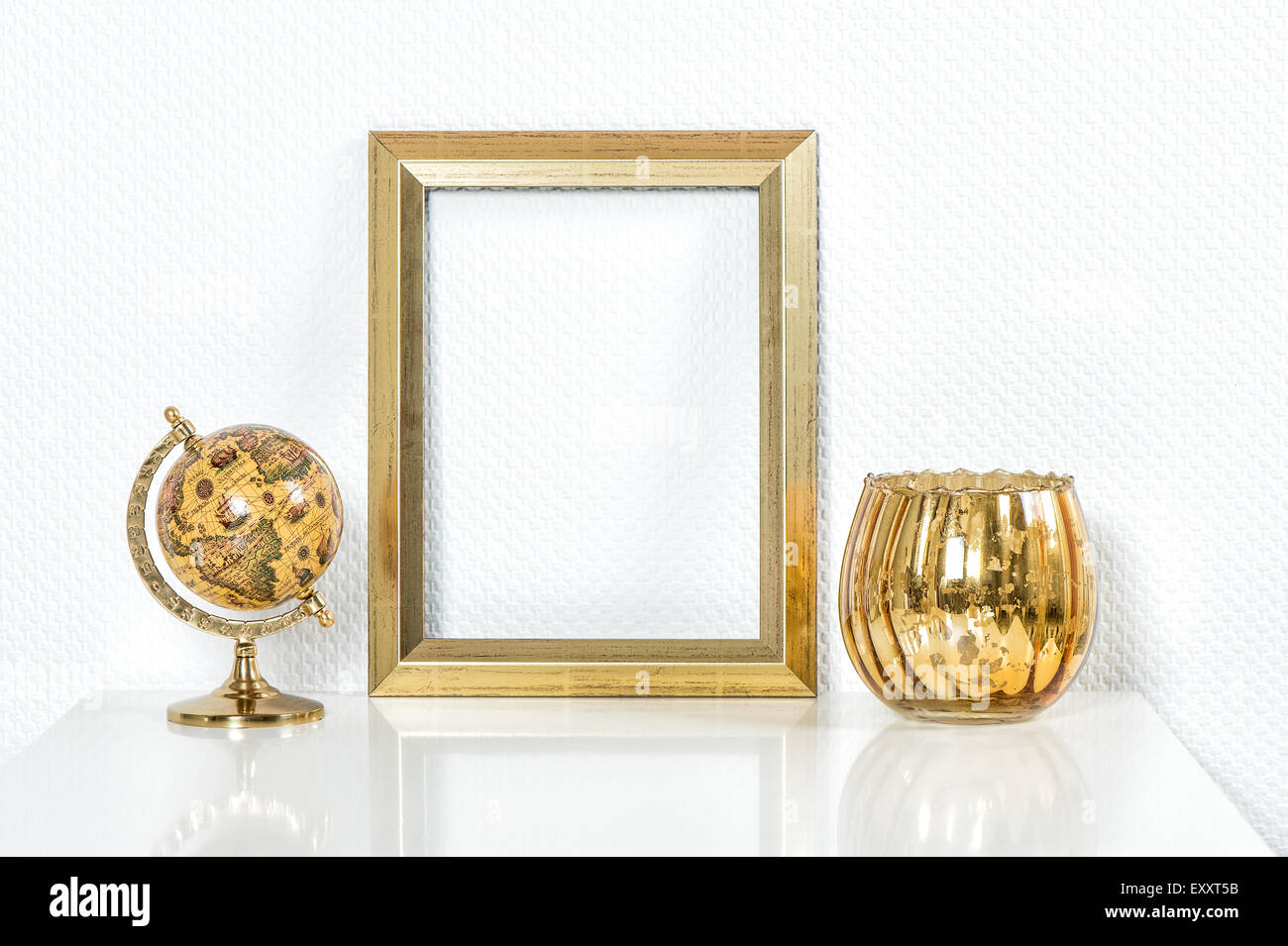 Goldene Bilderrahmen mit Dekorationen. Für Ihr Foto oder Text Vase zu verspotten und Kugel-kein Name-Produkte Stockfoto