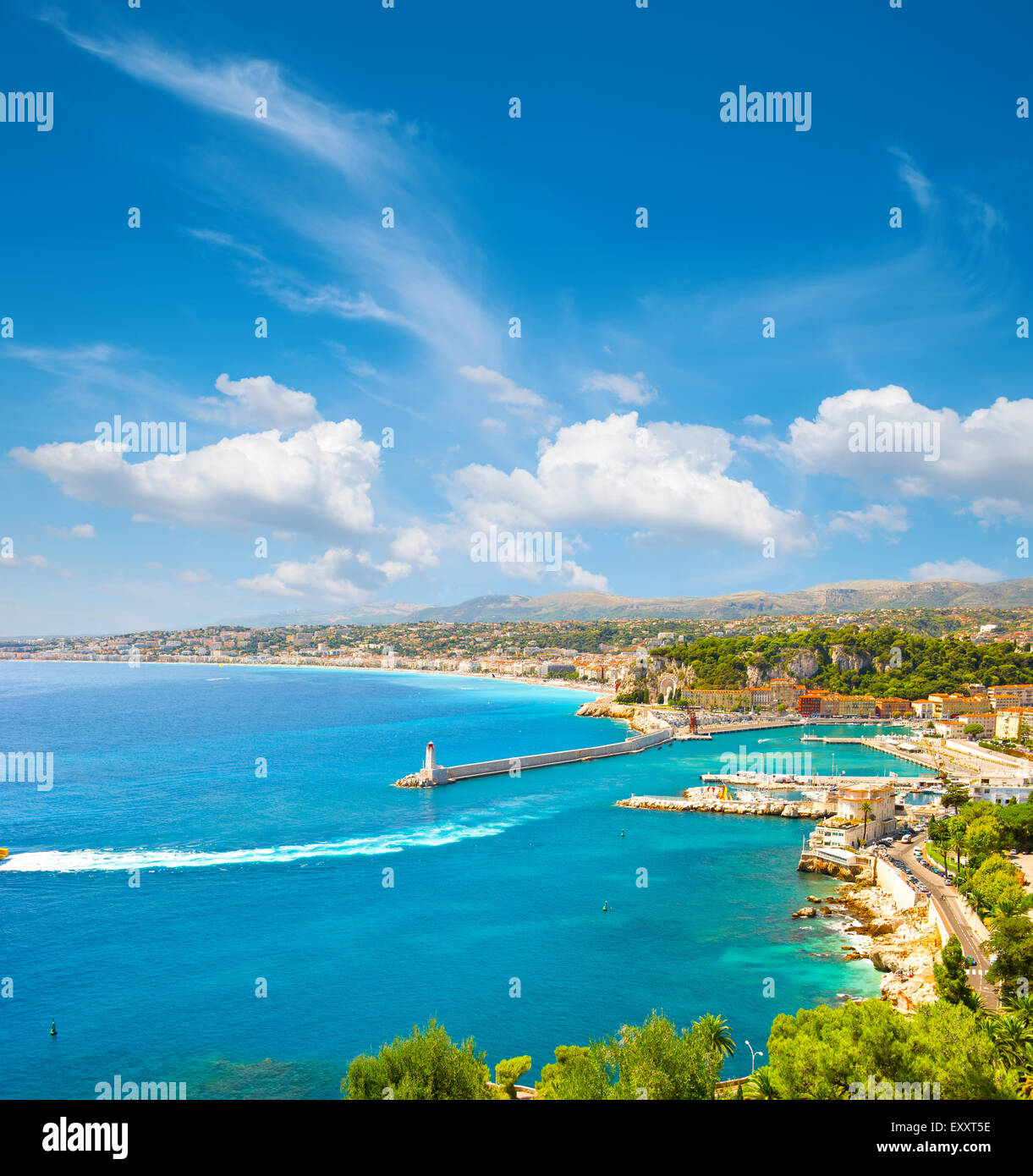 Türkisfarbenes Meer und perfekten blauen Himmel. Blick auf mediterranen Resort, Nizza, Côte d ' Azur, Frankreich Stockfoto