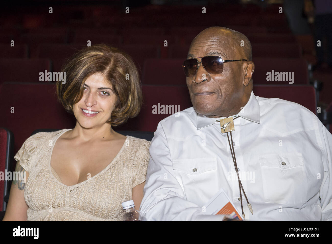 Bellmore, New York, USA. 16. Juli 2015. R-L, Schauspieler JOHN AMOS und ELISABETE DE SOUSA, Mitbegründer des Halleyschen Kometen Foundation (HCF) sitzen mit einander im Bellmore Filme Theater für die Preisverleihung LIIFE. Amos hat eine Fundraising-Partnerschaft mit HCF. Auf der 18. Long Island International Film Expo war Amos LIFTF Lifetime kreative Leistung Curtis ein für seine Arbeit in Filmen wie Wurzeln, und DIE HARD 2 und COMING TO AMERICA. Bildnachweis: Ann Parry/ZUMA Draht/Alamy Live-Nachrichten Stockfoto