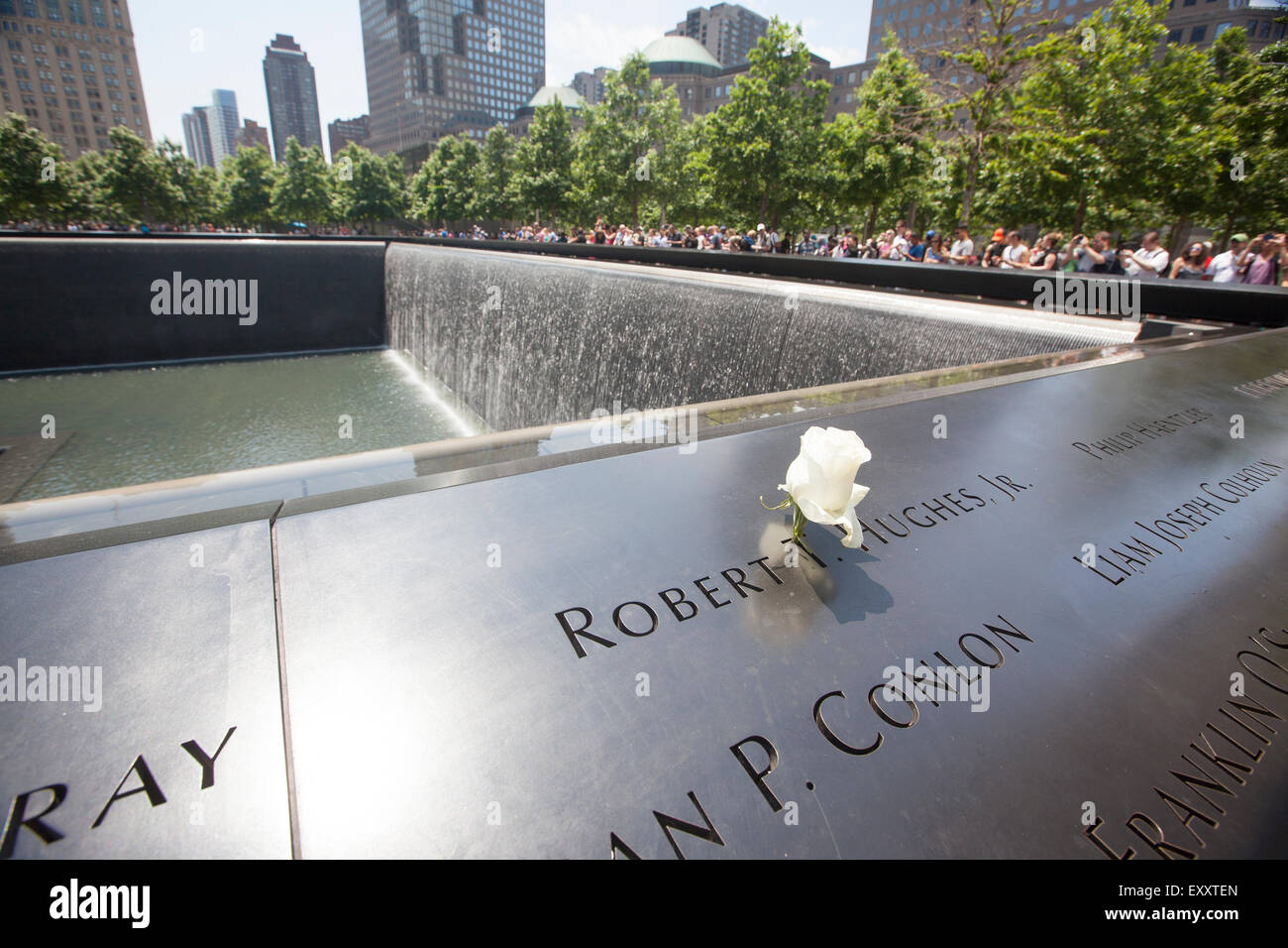 NEW YORK - 30. Mai 2015: Freedom Tower in Lower Manhattan und das Denkmal. One World Trade Center ist das höchste Gebäude in th Stockfoto NEW YORK - 30. Mai 2015: Freedom Tower in Lower Manhattan und das Denkmal. One World Trade Center ist das höchste Gebäude in th Stockfoto