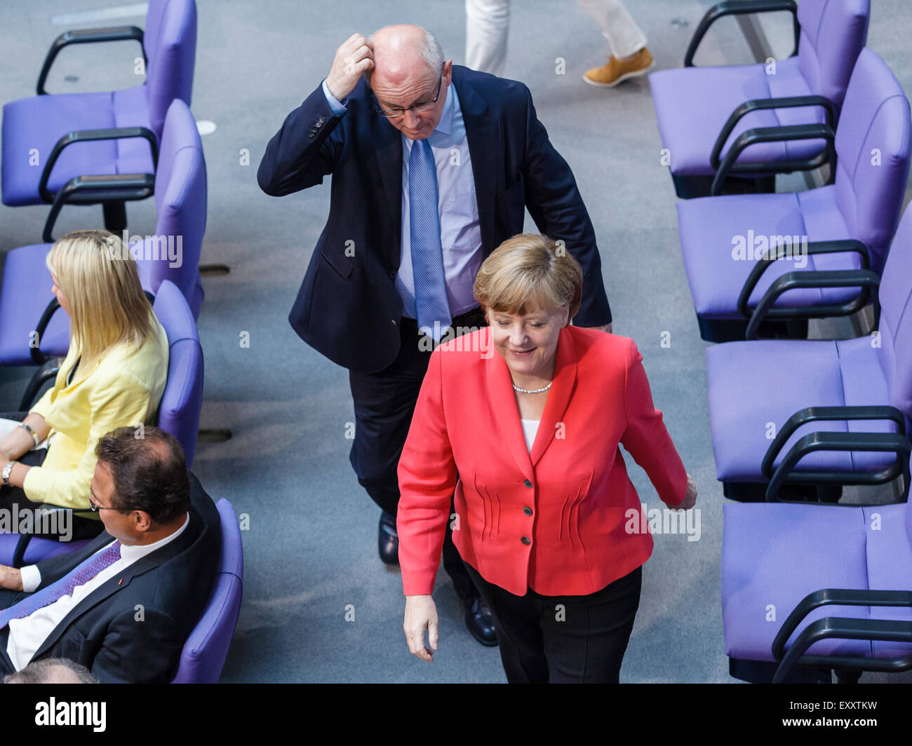 Berlin, Deutschland. 17. Juli 2015. Sondersitzung des Deutschen Bundestages - Beratung der Regierung auf die "Verhandlungen der Regierung Bundesrepublik bezogen auf die Konzession der finanziellen Unterstützung der Hellenischen Republik Griechenland", realisiert beim Deutschen Bundestag am 17.07.2015 in Berlin, Deutschland. / Bild: Volker Krauder, Vorsitzender der CDU und Bundeskanzlerin Angela Merkel (CDU), während der Sitzung des Deutschen Bundestages, die Konzession der finanziellen Unterstützung der Hellenischen Republik Griechenland. Bildnachweis: Reynaldo Chaib Paganelli/Alamy Live-Nachrichten Stockfoto