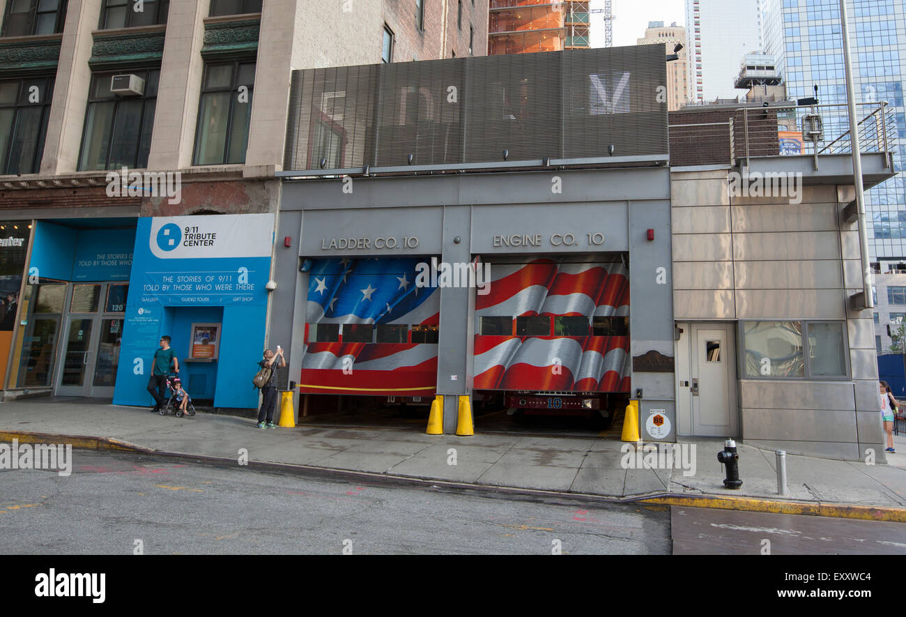 NEW YORK - 30. Mai 2015: FDNY zehn House, Motor Company 10 und Ladder Company 10, 124 Liberty Street, ist auf der gegenüberliegenden Straßenseite Stockfoto