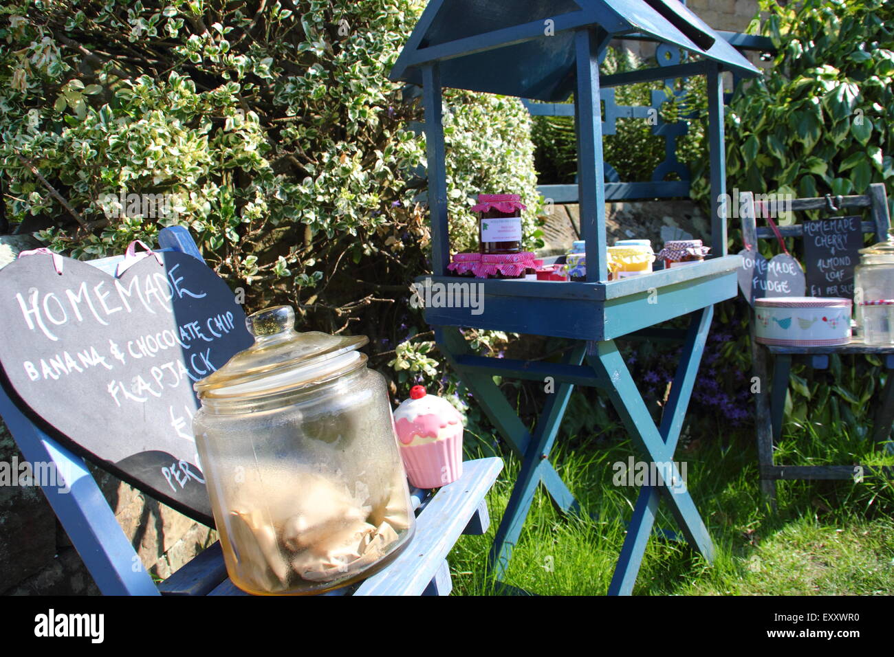 Hausgemachte Flapjack, Marmelade, Quark und andere Güter sind in Edensor, ein Dorf von Derbyshire in den Peak District, Großbritannien zum Verkauf angeboten. Stockfoto