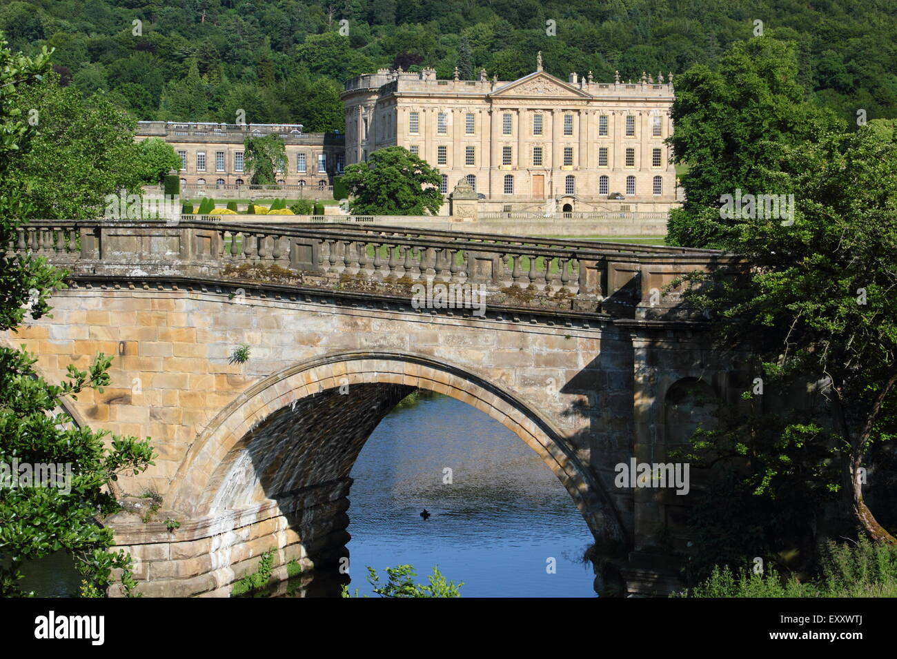 Chatsworh Haus aus der gewölbten Brücke über die wichtigsten Ansatz für das stattliche Haus, Derbyshire Peak District, England Großbritannien Stockfoto