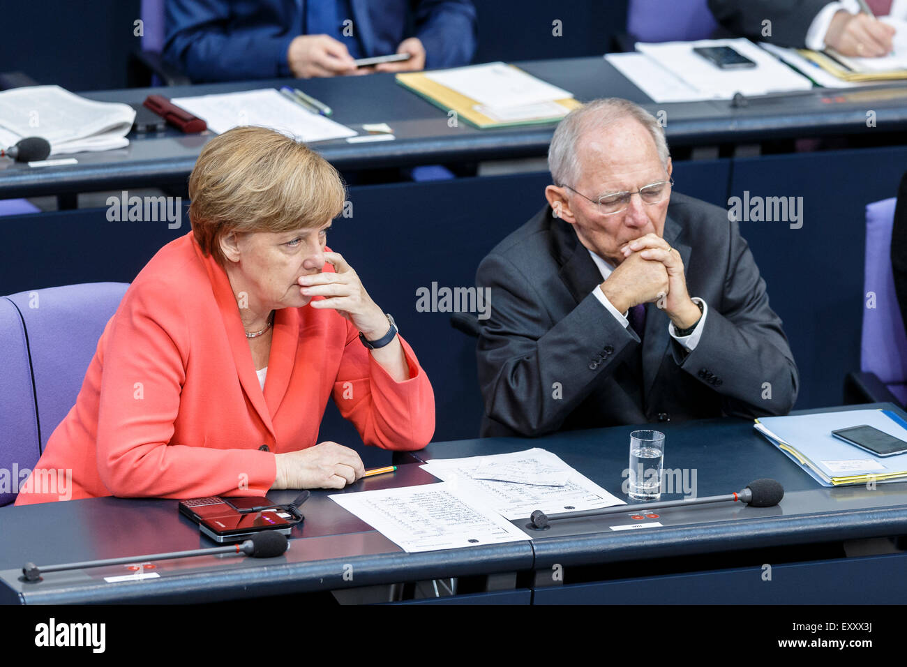 Berlin, Deutschland. 17. Juli 2015. Sondersitzung des Deutschen Bundestages - Beratung der Regierung auf die "Verhandlungen der Regierung Bundesrepublik bezogen auf die Konzession der finanziellen Unterstützung der Hellenischen Republik Griechenland", realisiert beim Deutschen Bundestag am 17.07.2015 in Berlin, Deutschland. / Foto: Bundeskanzlerin Angela Merkel spricht mit Wolfgang Schäuble (CDU), Bundesminister der Finanzen, während der Sitzung des Deutschen Bundestages im Verhältnis zu der Konzession der finanziellen Unterstützung der Hellenischen Republik Griechenland. Bildnachweis: Reynaldo Chaib Paganelli/Alamy Live-Nachrichten Stockfoto