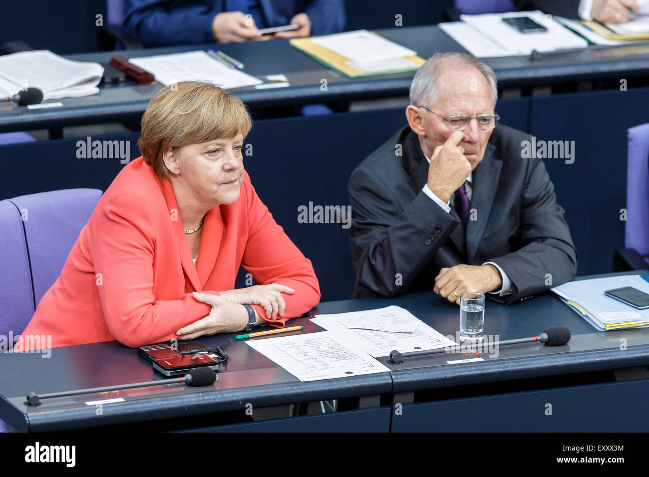 Berlin, Deutschland. 17. Juli 2015. Sondersitzung des Deutschen Bundestages - Beratung der Regierung auf die "Verhandlungen der Regierung Bundesrepublik bezogen auf die Konzession der finanziellen Unterstützung der Hellenischen Republik Griechenland", realisiert beim Deutschen Bundestag am 17.07.2015 in Berlin, Deutschland. / Bild: Bundeskanzlerin Angela Merkel spricht mit Wolfgang Schäuble (CDU), Bundesminister der Finanzen, während der Sitzung des Deutschen Bundestages im Verhältnis zu der Konzession der finanziellen Unterstützung der Hellenischen Republik Griechenland. Bildnachweis: Reynaldo Chaib Paganelli/Alamy Live-Nachrichten Stockfoto