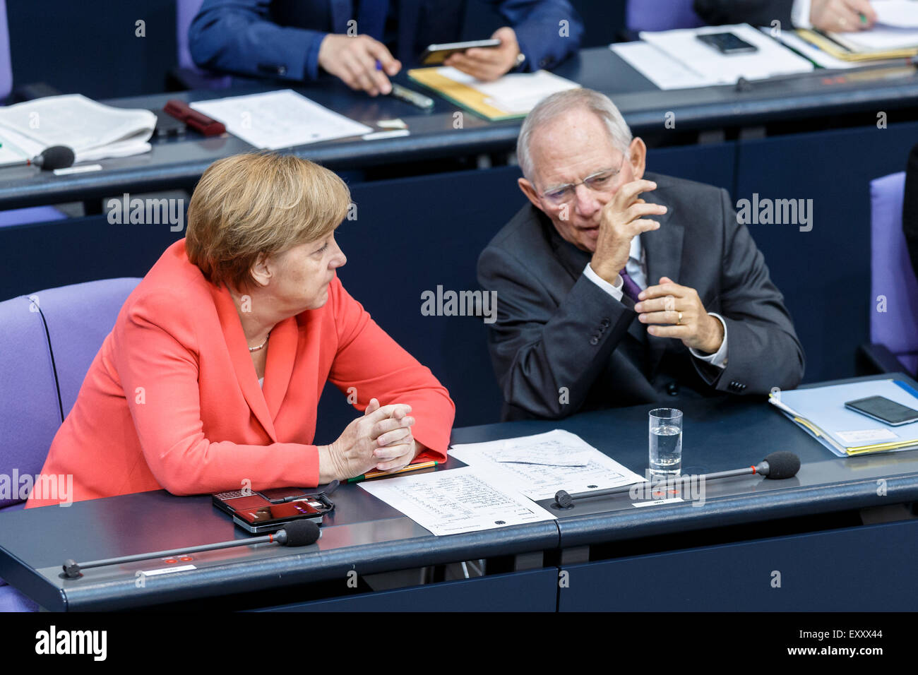 Berlin, Deutschland. 17. Juli 2015. Sondersitzung des Deutschen Bundestages - Beratung der Regierung auf die "Verhandlungen der Regierung Bundesrepublik bezogen auf die Konzession der finanziellen Unterstützung der Hellenischen Republik Griechenland", realisiert beim Deutschen Bundestag am 17.07.2015 in Berlin, Deutschland. / Bild: Bundeskanzlerin Angela Merkel spricht mit Wolfgang Schäuble (CDU), Bundesminister der Finanzen, während der Sitzung des Deutschen Bundestages im Verhältnis zu der Konzession der finanziellen Unterstützung der Hellenischen Republik Griechenland. Bildnachweis: Reynaldo Chaib Paganelli/Alamy Live-Nachrichten Stockfoto