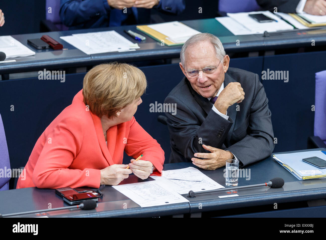 Berlin, Deutschland. 17. Juli 2015. Sondersitzung des Deutschen Bundestages - Beratung der Regierung auf die "Verhandlungen der Regierung Bundesrepublik bezogen auf die Konzession der finanziellen Unterstützung der Hellenischen Republik Griechenland", realisiert beim Deutschen Bundestag am 17.07.2015 in Berlin, Deutschland. / Bild: Bundeskanzlerin Angela Merkel spricht mit Wolfgang Schäuble (CDU), Bundesminister der Finanzen, während der Sitzung des Deutschen Bundestages im Verhältnis zu der Konzession der finanziellen Unterstützung der Hellenischen Republik Griechenland. Bildnachweis: Reynaldo Chaib Paganelli/Alamy Live-Nachrichten Stockfoto