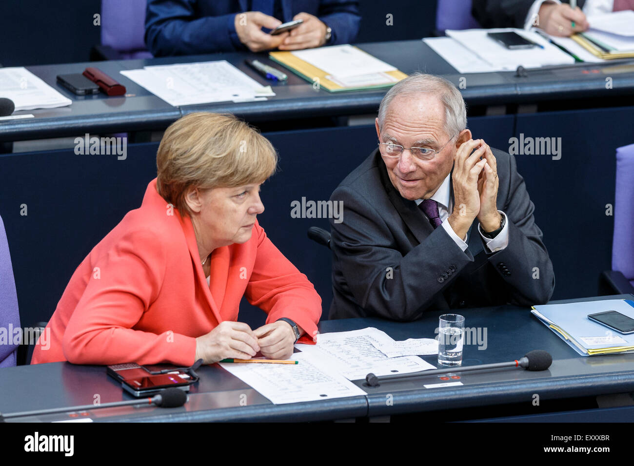 Berlin, Deutschland. 17. Juli 2015. Sondersitzung des Deutschen Bundestages - Beratung der Regierung auf die "Verhandlungen der Regierung Bundesrepublik bezogen auf die Konzession der finanziellen Unterstützung der Hellenischen Republik Griechenland", realisiert beim Deutschen Bundestag am 17.07.2015 in Berlin, Deutschland. / Bild: Bundeskanzlerin Angela Merkel spricht mit Wolfgang Schäuble (CDU), Bundesminister der Finanzen, während der Sitzung des Deutschen Bundestages im Verhältnis zu der Konzession der finanziellen Unterstützung der Hellenischen Republik Griechenland. Bildnachweis: Reynaldo Chaib Paganelli/Alamy Live-Nachrichten Stockfoto