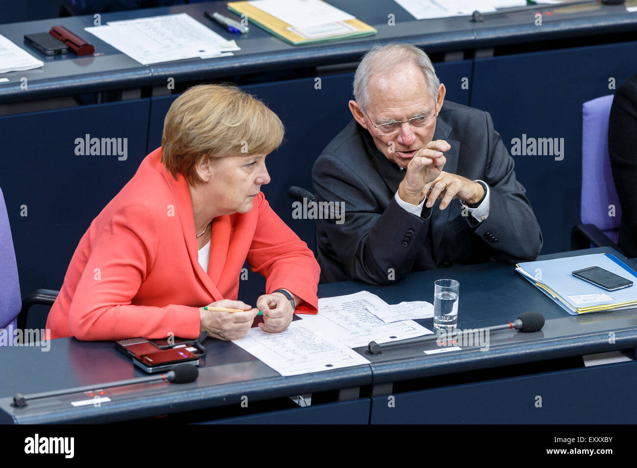 Berlin, Deutschland. 17. Juli 2015. Sondersitzung des Deutschen Bundestages - Beratung der Regierung auf die "Verhandlungen der Regierung Bundesrepublik bezogen auf die Konzession der finanziellen Unterstützung der Hellenischen Republik Griechenland", realisiert beim Deutschen Bundestag am 17.07.2015 in Berlin, Deutschland. / Bild: Bundeskanzlerin Angela Merkel spricht mit Wolfgang Schäuble (CDU), Bundesminister der Finanzen, während der Sitzung des Deutschen Bundestages im Verhältnis zu der Konzession der finanziellen Unterstützung der Hellenischen Republik Griechenland. Bildnachweis: Reynaldo Chaib Paganelli/Alamy Live-Nachrichten Stockfoto