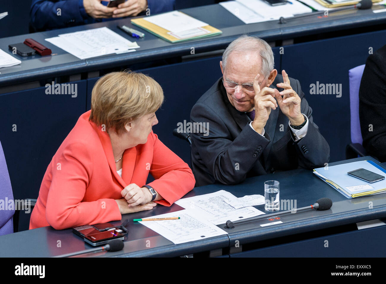 Berlin, Deutschland. 17. Juli 2015. Sondersitzung des Deutschen Bundestages - Beratung der Regierung auf die "Verhandlungen der Regierung Bundesrepublik bezogen auf die Konzession der finanziellen Unterstützung der Hellenischen Republik Griechenland", realisiert beim Deutschen Bundestag am 17.07.2015 in Berlin, Deutschland. / Bild: Bundeskanzlerin Angela Merkel spricht mit Wolfgang Schäuble (CDU), Bundesminister der Finanzen, während der Sitzung des Deutschen Bundestages im Verhältnis zu der Konzession der finanziellen Unterstützung der Hellenischen Republik Griechenland. Bildnachweis: Reynaldo Chaib Paganelli/Alamy Live-Nachrichten Stockfoto