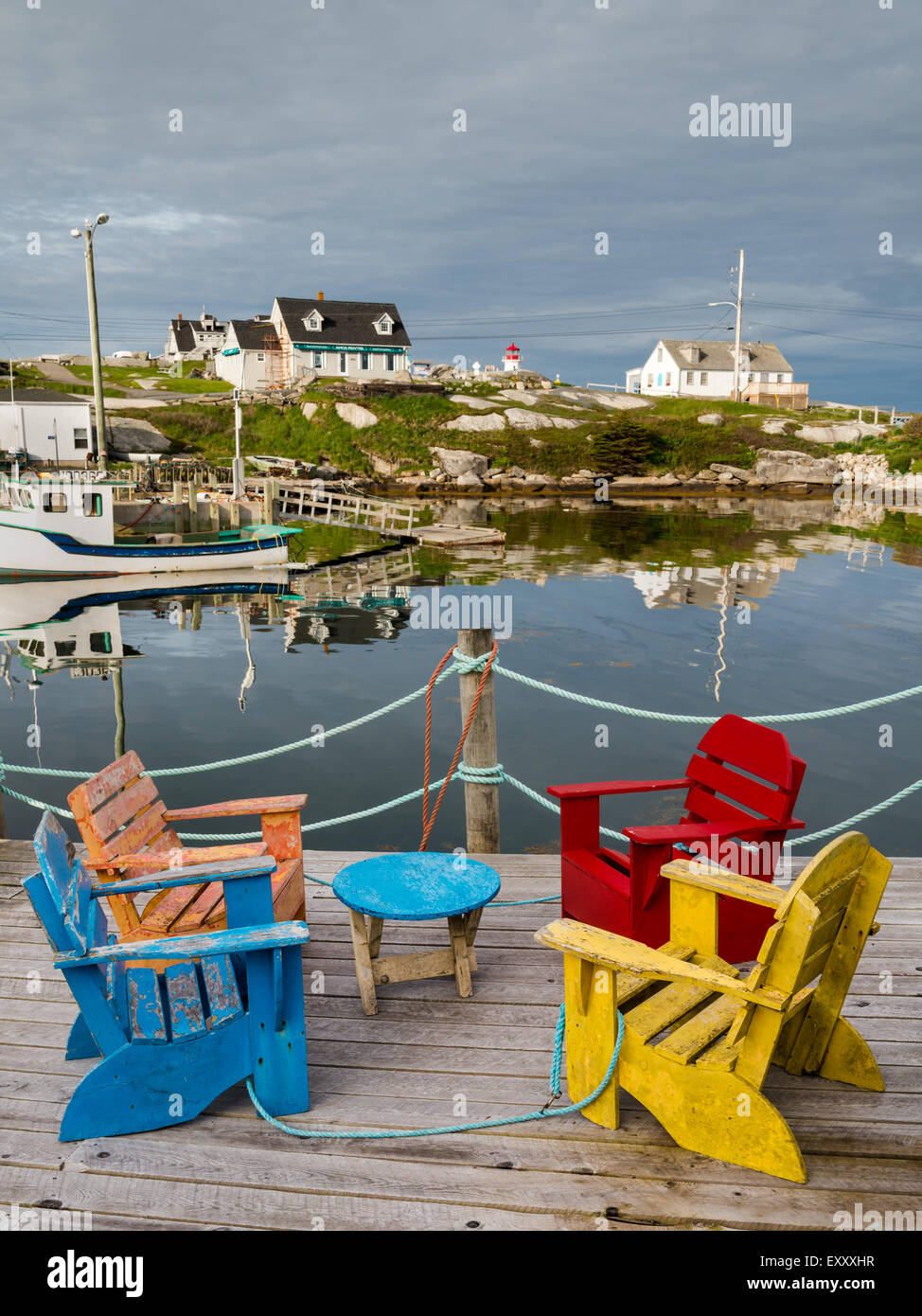 Bunte Stühle auf einem Dock an Peggy's Cove, Nova Scotia, Kanada Stockfoto