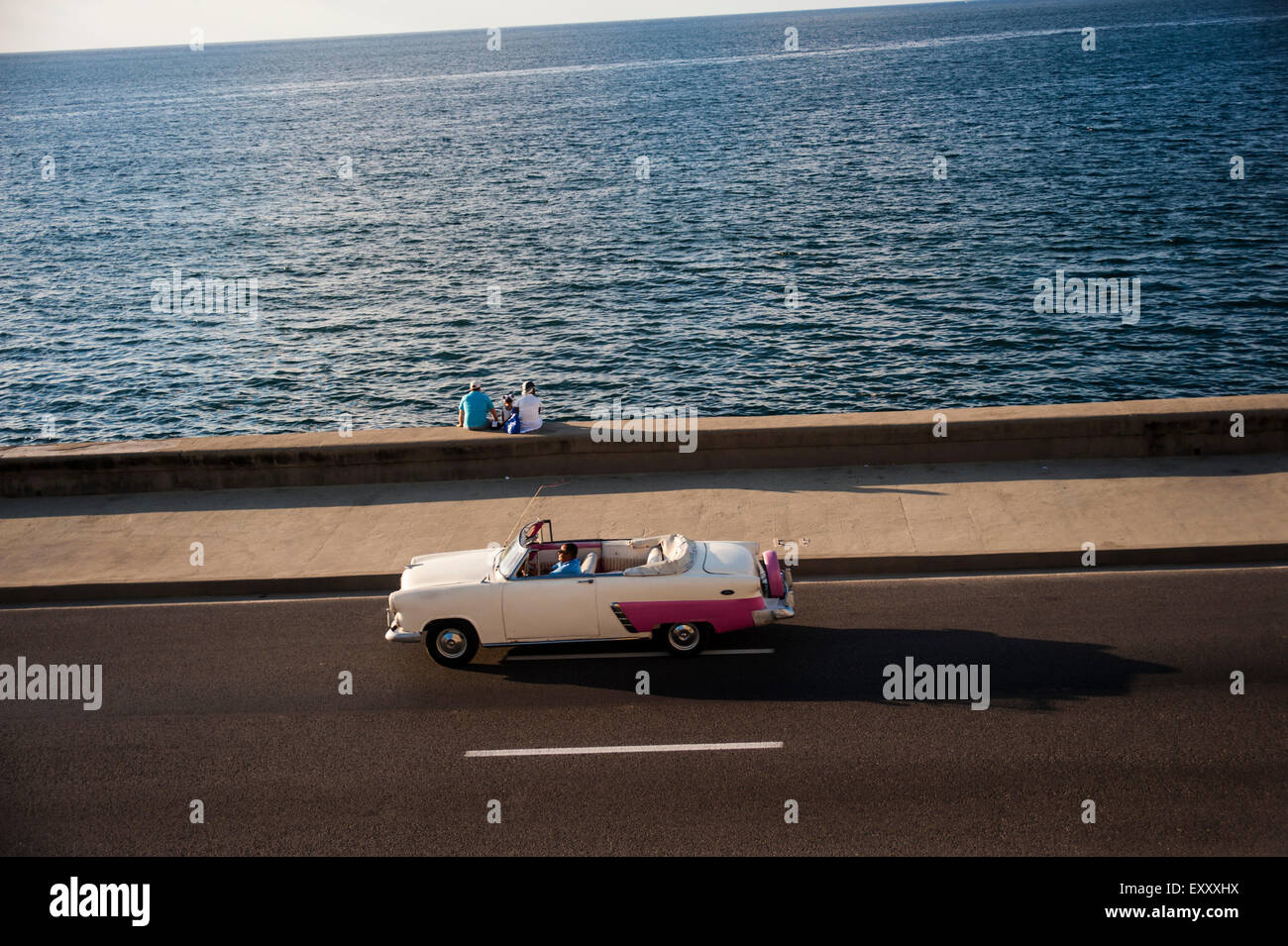 Ein Jahrgang machte American Cabrio Kreuzfahrten entlang der Malecon in Havanna, Kuba Stockfoto