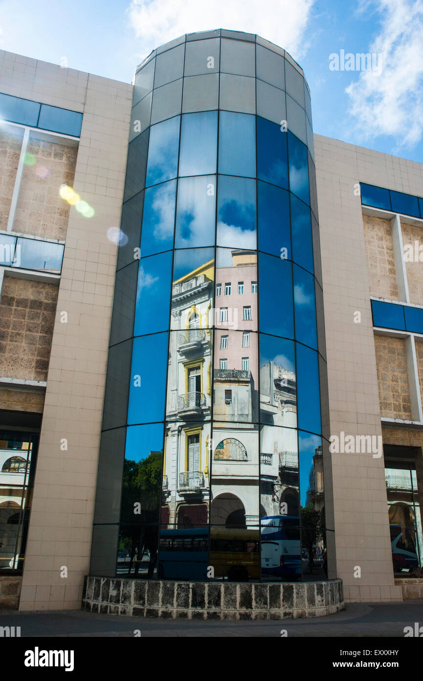 Gebäude aus der spanischen Kolonialzeit Architektur spiegelt sich im Fenster des modernen Gebäudes Stockfoto