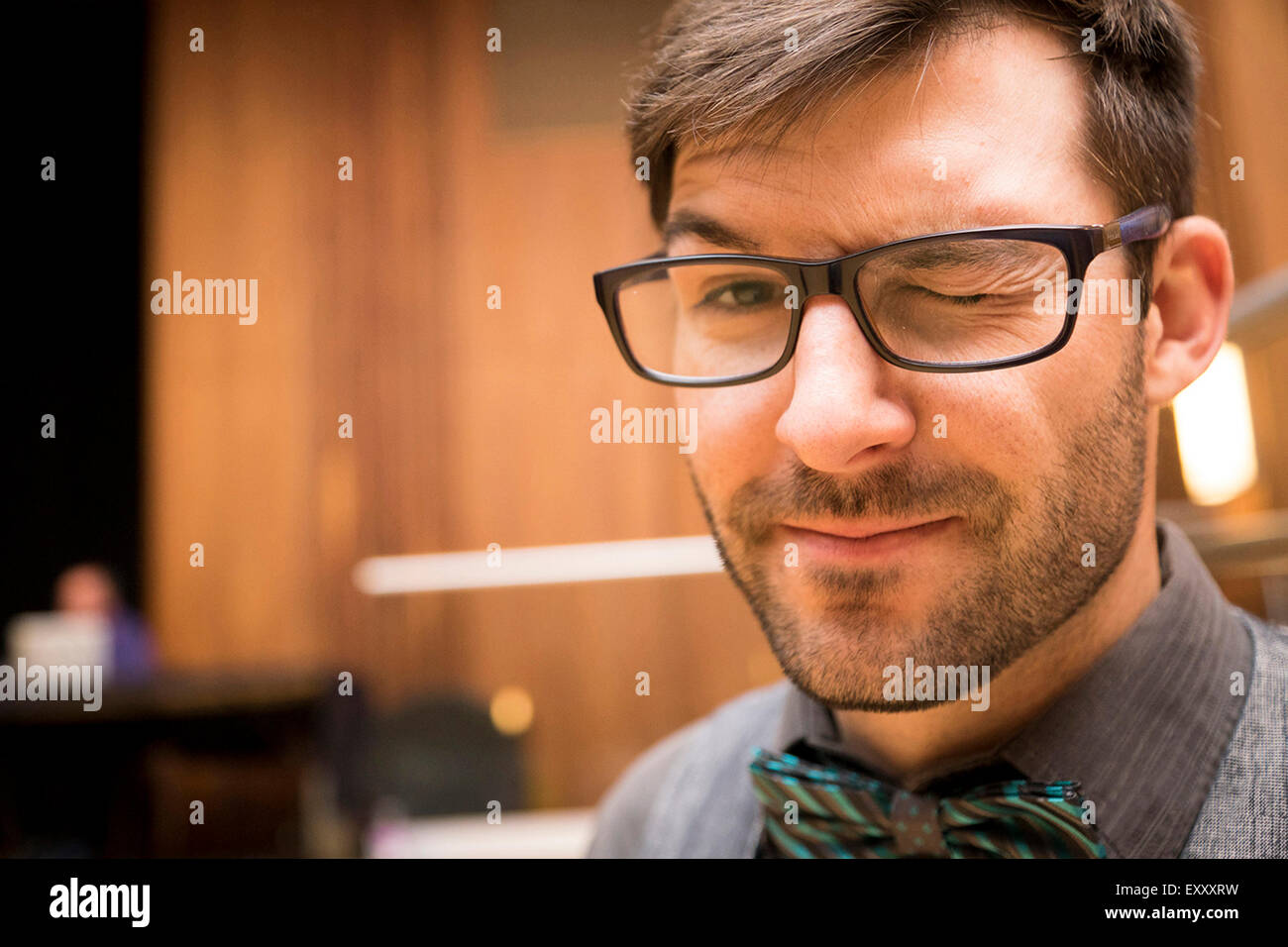 Mann verkleidet eine Fliege tragen und tragen einen besonderen Ausdruck Stockfoto