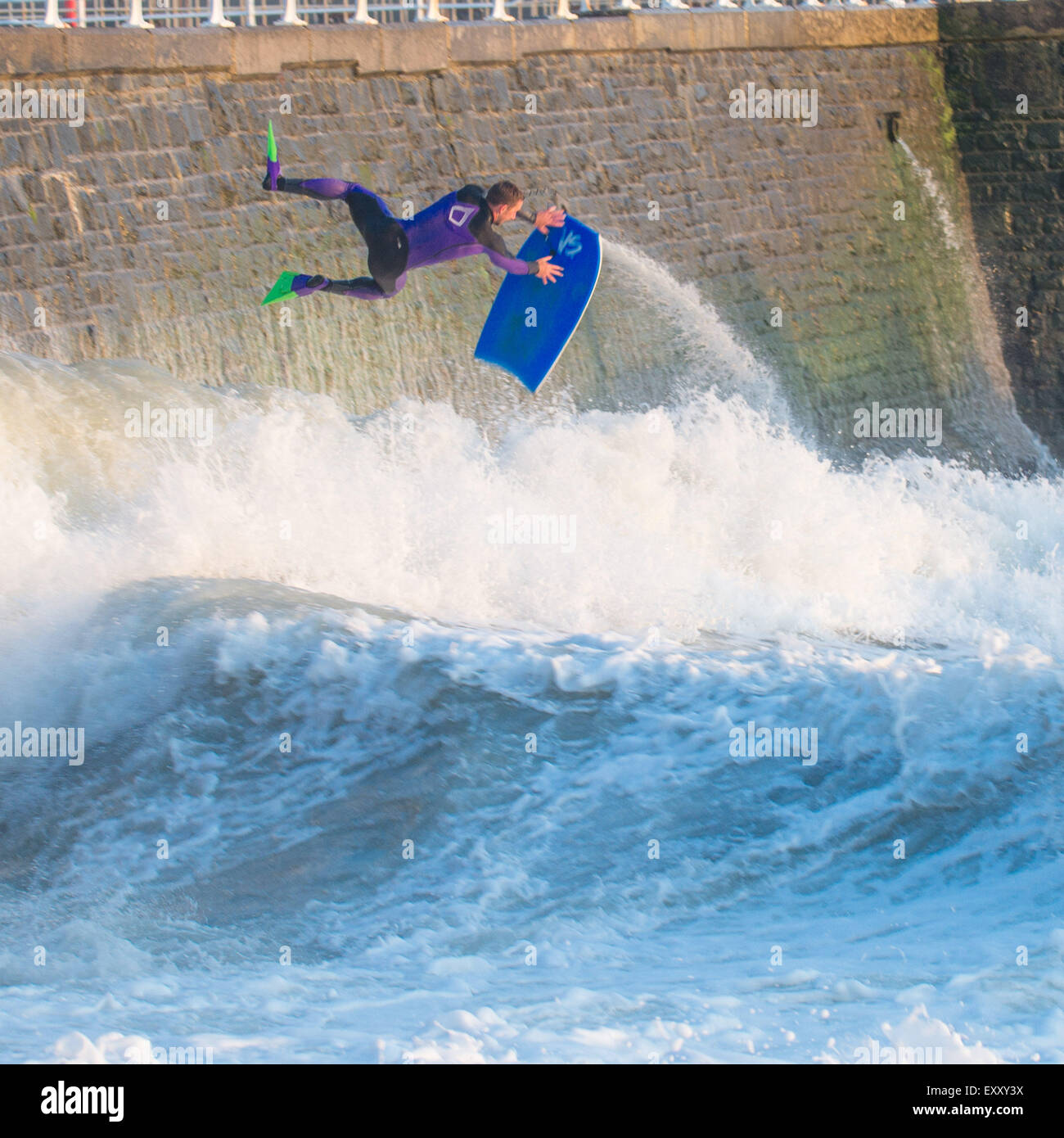 Aberystwyth Wales UK, Freitag, 17. Juli 2015 UK Wetter: Rico Martin macht das Beste aus der ungewöhnlich starke Winde und hohe Wellen-Bodyboard und Schwimmen im Meer in Aberystwyth, Wales.    Bildnachweis: Keith Morris / Alamy Live News Stockfoto