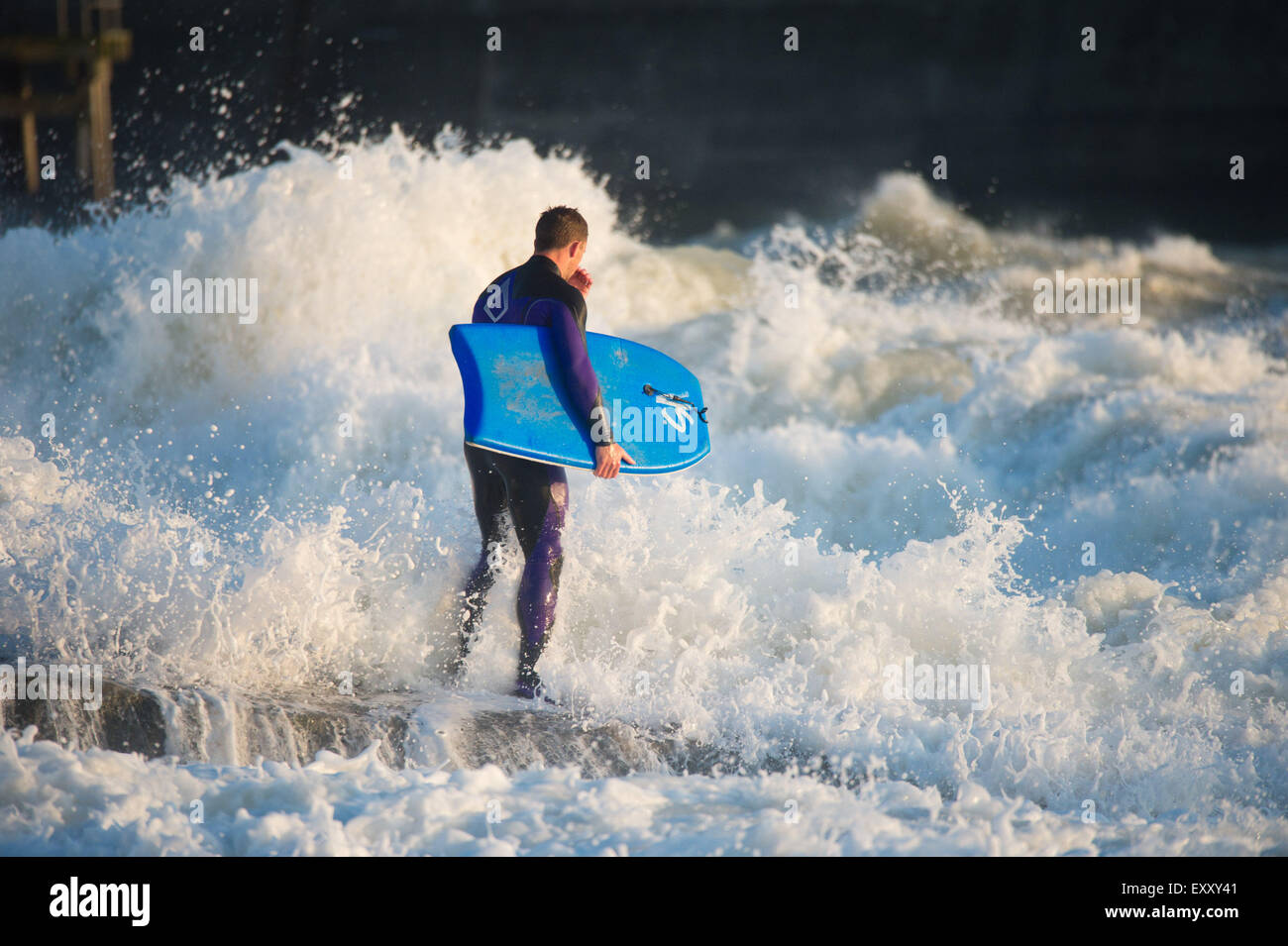 Aberystwyth Wales UK, Freitag, 17. Juli 2015 UK Wetter: Rico Martin macht das Beste aus der ungewöhnlich starke Winde und hohe Wellen-Bodyboard und Schwimmen im Meer in Aberystwyth Wales Photo Credit: Keith Morris / Alamy Live News Stockfoto