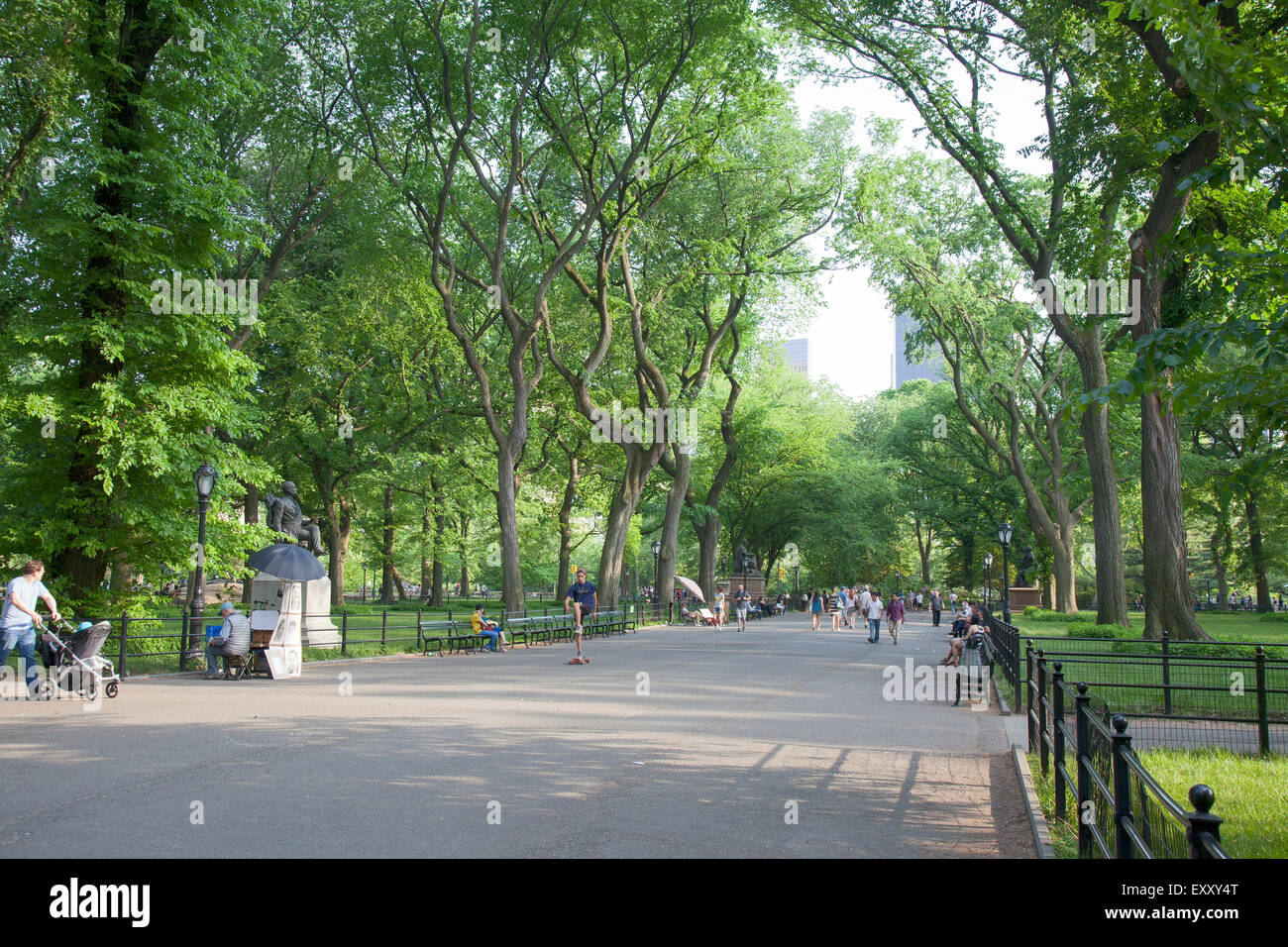 NEW YORK - 25. Mai 2015: Passanten in literarischen Spaziergang im Central Park, New York City. Central Park ist ein Park in der c Stockfoto