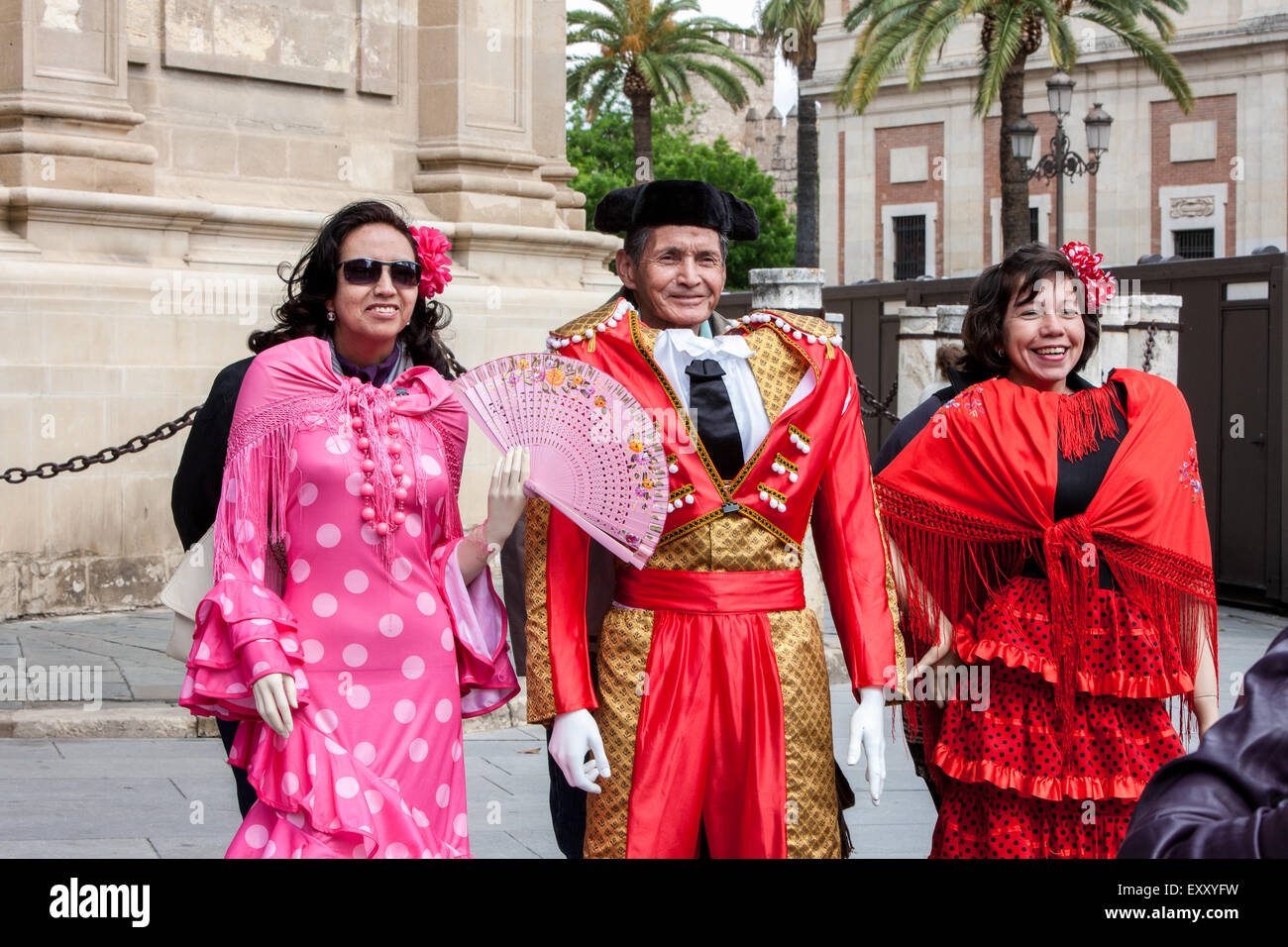 Touristen darstellen in Sevilla Tracht, und als ein Stierkämpfer, im Zentrum von Sevilla, Andalusien, Spanien, Europa.  © Paul Quayle Stockfoto