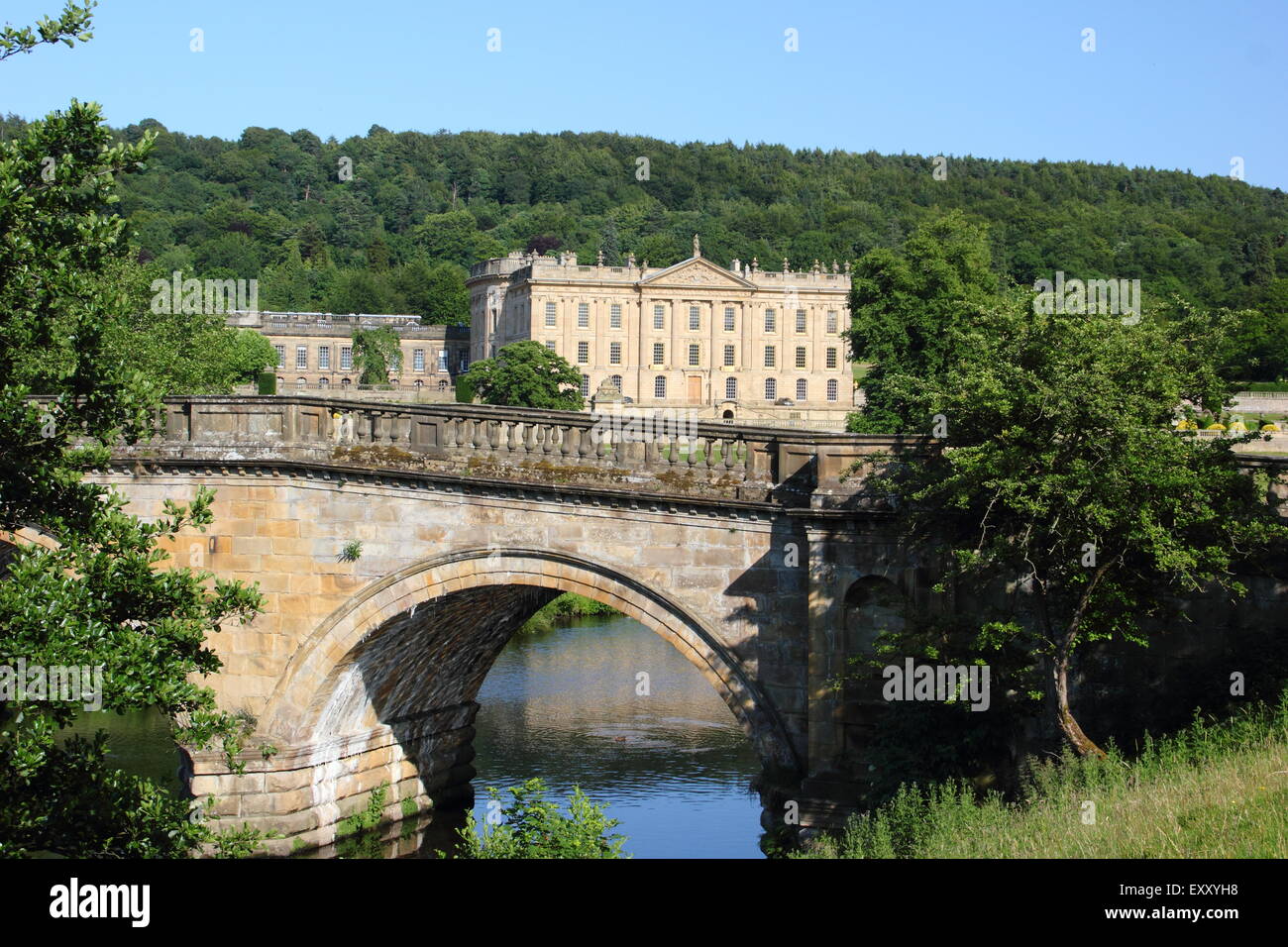 Chatsworh Haus aus der gewölbten Brücke über die wichtigsten Ansatz für das stattliche Haus, Derbyshire Peak District, England Großbritannien Stockfoto