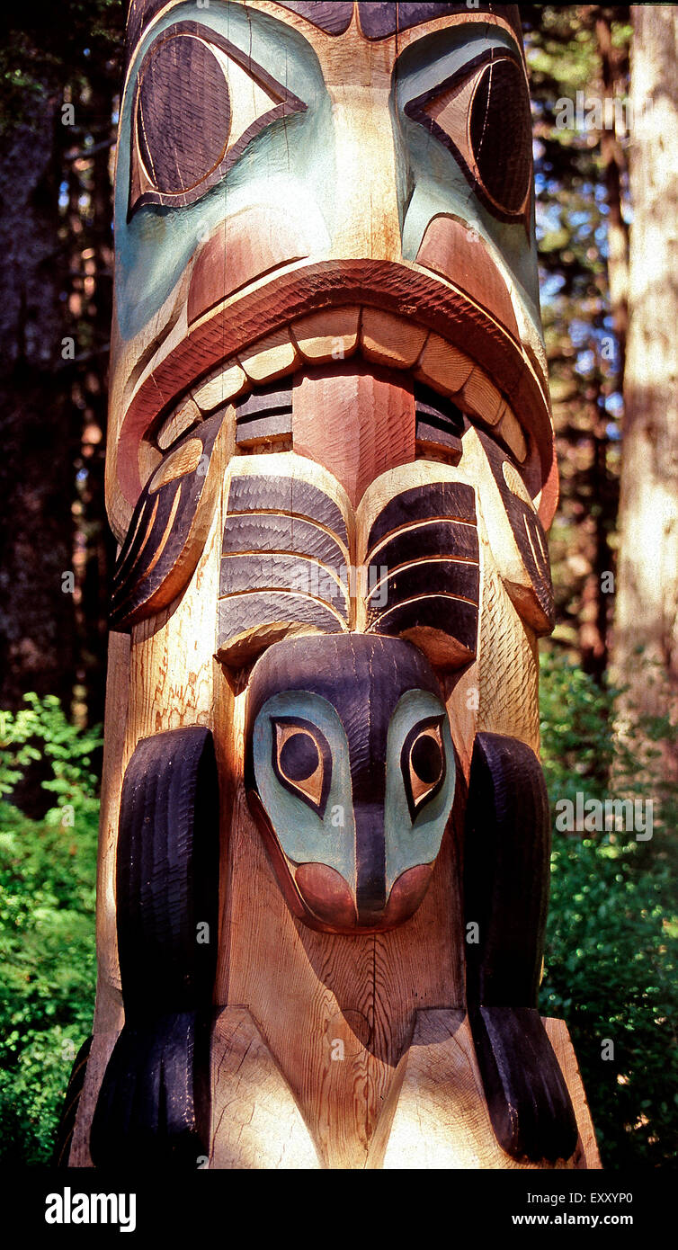 totempfahl-im-totempfahl-park-sitka-alaska-stockfotografie-alamy