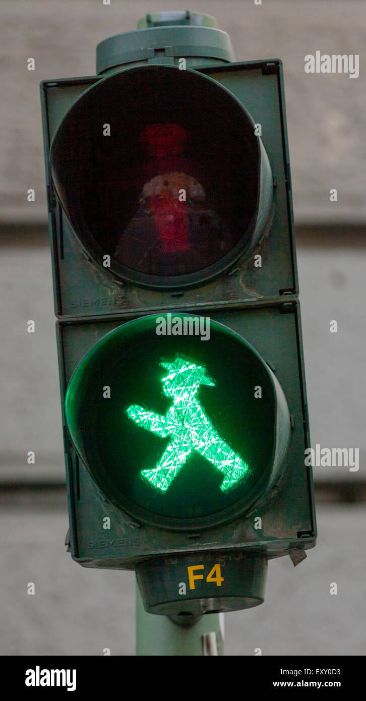 Ampelmannchen, die "kleine Ampelmännchen", Fußgänger Symbol im ehemaligen Ost-Berlin. Grün bedeutet sicher zu gehen. Stockfoto