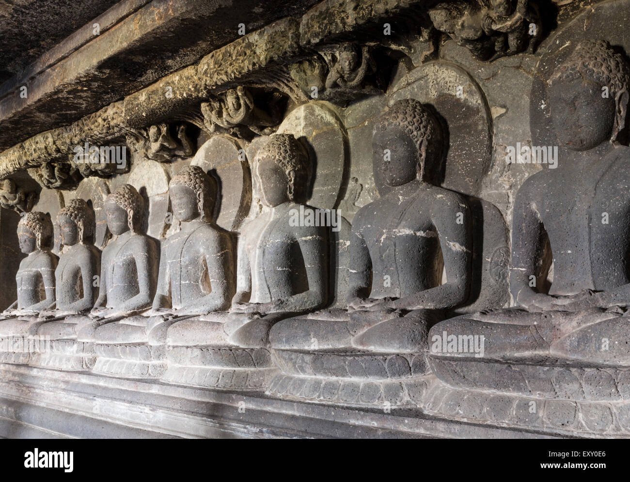 Sieben Inkarnationen des Buddha im Cave #12, Ellora Höhlen, Maharashstra Zustand, Indien Stockfoto