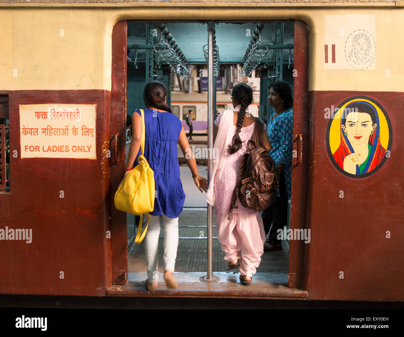 Frauen, die "Ladies Only" in Zug Auto im Bahnhof Chhatrapati Shivaji, Mumbai, Indien Stockfoto