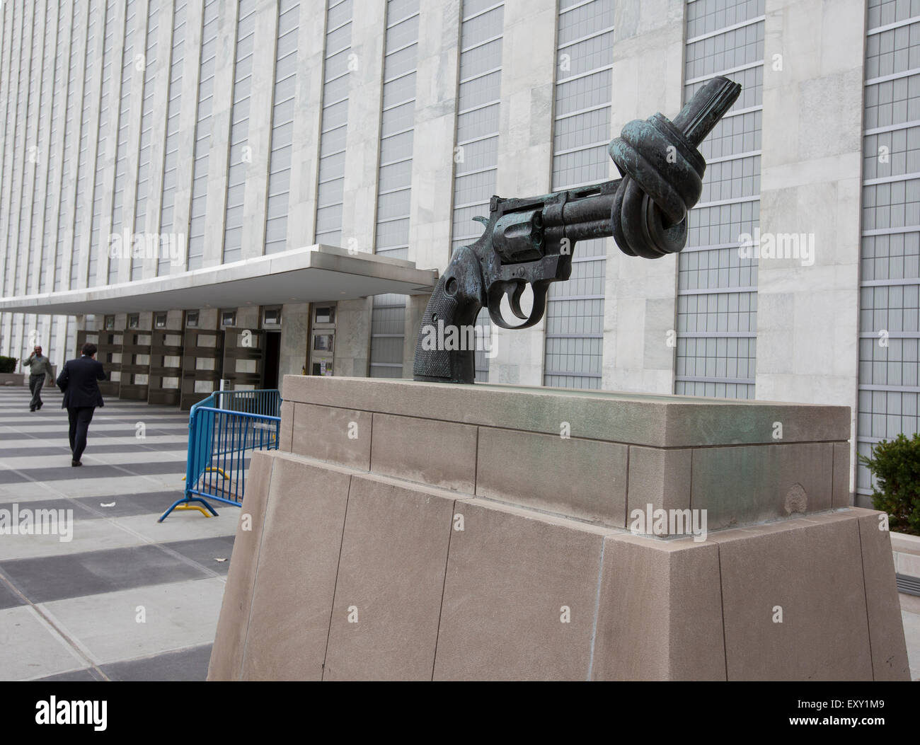 NEW YORK - 27. Mai 2015: Gewaltlosigkeit ist eine Bronzeskulptur von schwedischen Künstler Carl Fredrik Reuterswärd von einer übergroßen Colt Pyth Stockfoto