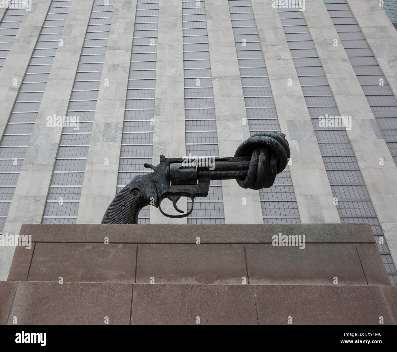 NEW YORK - 27. Mai 2015: Gewaltlosigkeit ist eine Bronzeskulptur von schwedischen Künstler Carl Fredrik Reuterswärd von einer übergroßen Colt Pyth Stockfoto