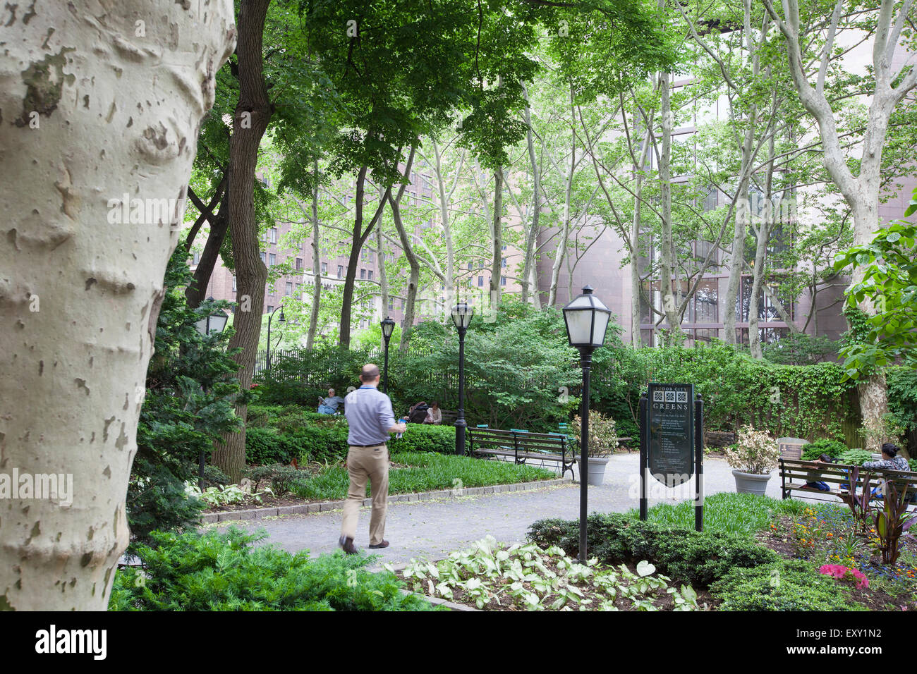 NEW YORK - 27. Mai 2015: Ein schöner Park befindet sich in Tudor City in Manhattan, New York City. Dies ist ein historischer Stadtteil Stockfoto