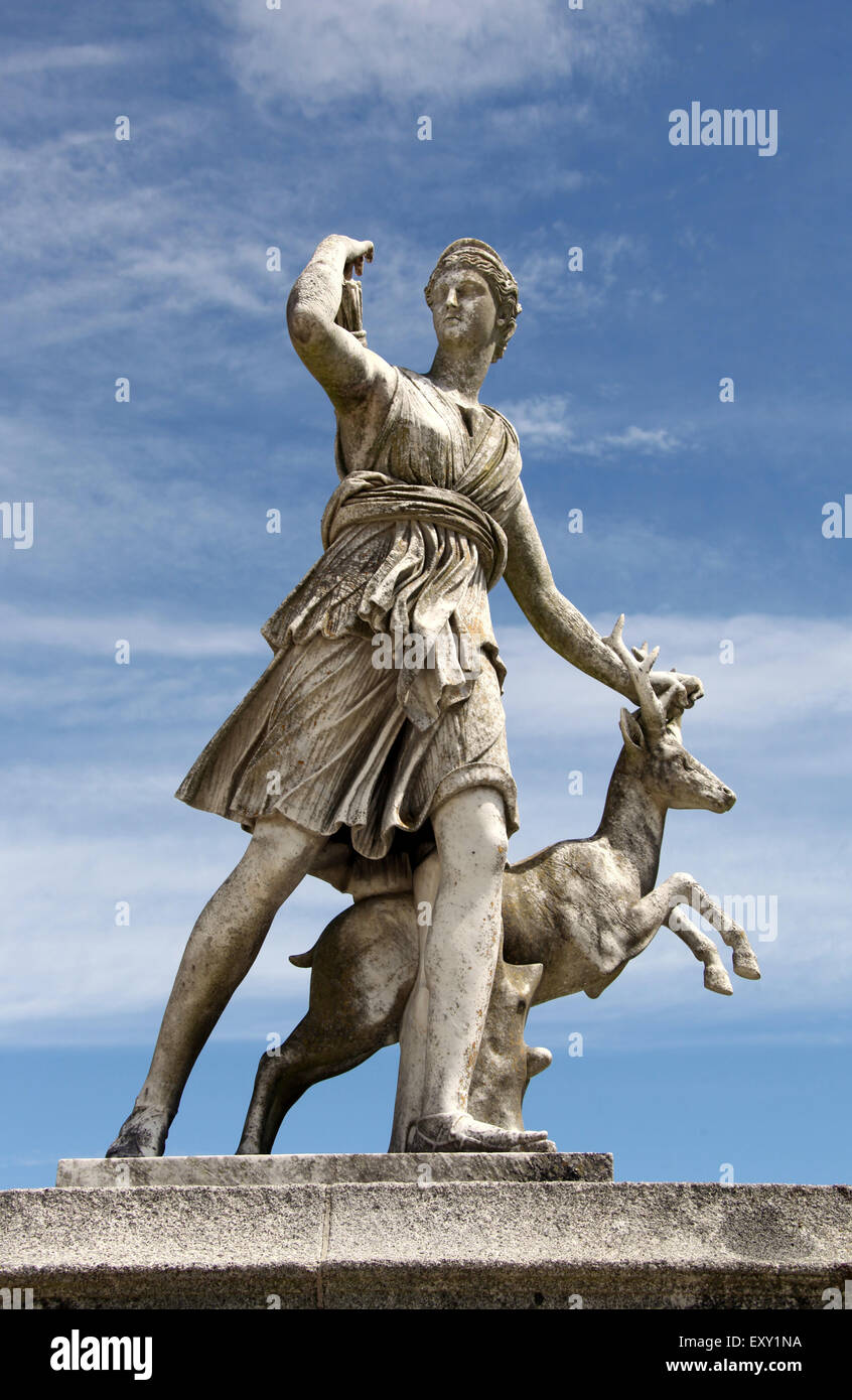 Diana die Jägerin auf der oberen Terrasse im Powerscourt House in der Grafschaft Wicklow Stockfoto