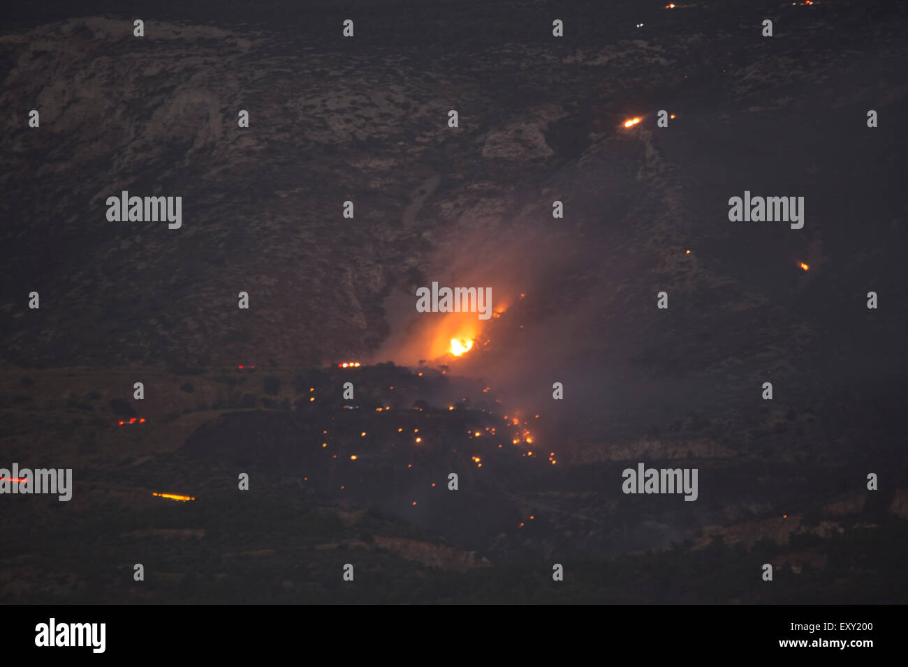 Athen, Griechenland. 17. Juli 2015. Die Brände am Abhang des Gebirges Hymettos sind noch sichtbar von Athen durch die Nacht. Der Rauch aus haben die Waldbrände in der Hymettos-Gebirge in der Nähe von Athen sichtbar während der Abend- und frühen Nacht abgeflaut. Die Brände jedoch weiterhin durch die Nacht zu verbrennen und sichtbar von Athen. Bildnachweis: Michael Debets/Pacific Press/Alamy Live-Nachrichten Stockfoto