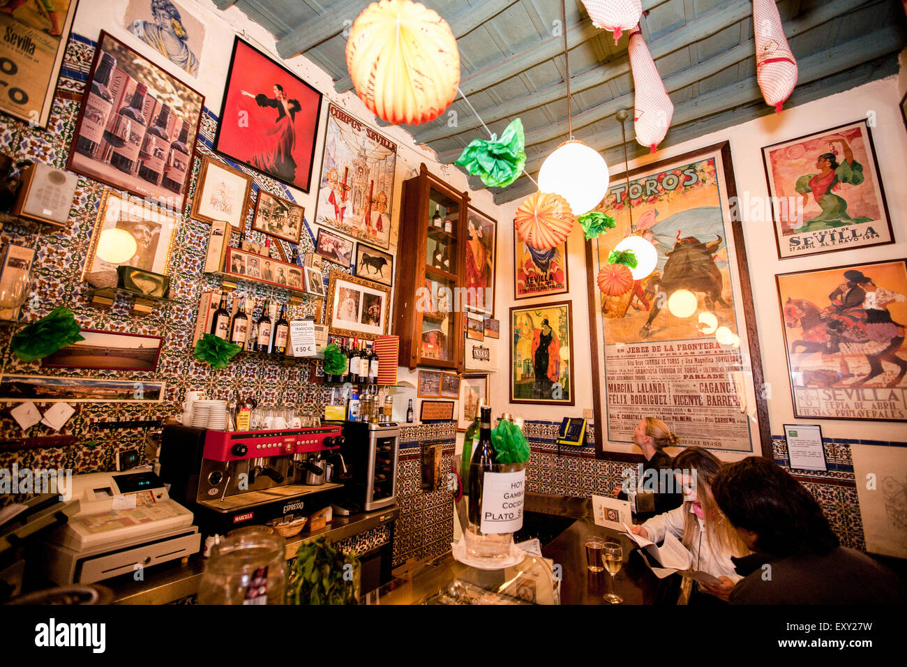 Bar/Cafe/Restaurant mit Fliesen und Stierkampf Poster und Schinken an der Decke in dieser Bar beliebt bei Touristen gefunden Stockfoto