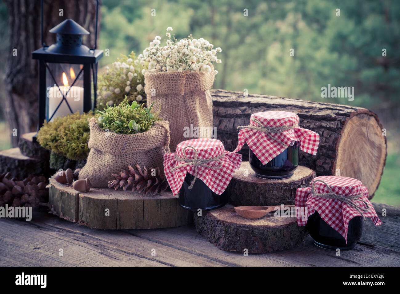 Hochzeit-Stillleben mit Dekoration im rustikalen Stil und Gläser Marmelade. Retro-stilisierte Foto. Stockfoto