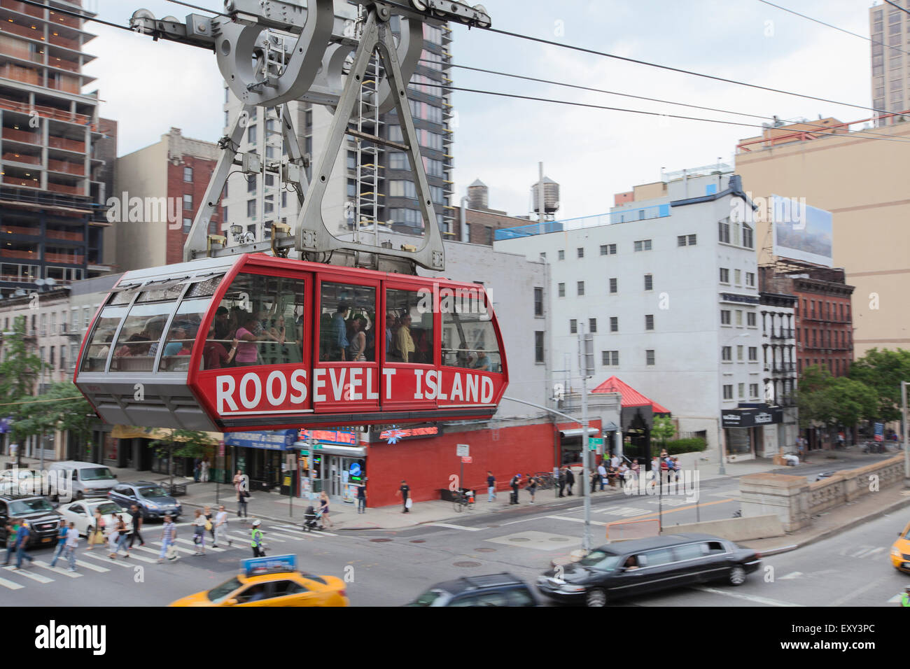 NEW YORK - 28. Mai 2015: The Roosevelt Island Tramway ist eine Pendelbahn in New York City, die überspannt den East River und Verbindung Stockfoto
